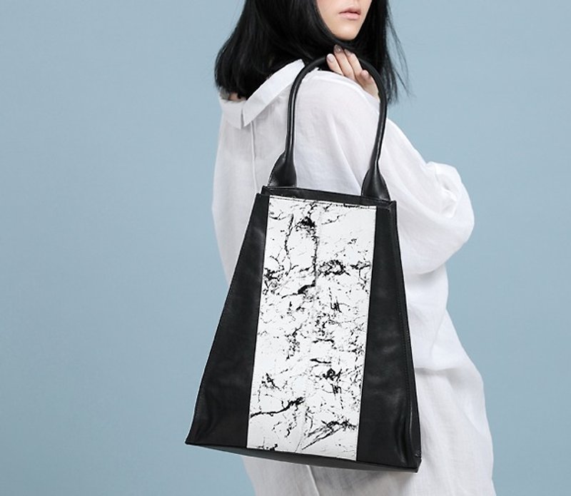 Trapezoidal personality cutting is very simple, hand-held leather marble side backpack - กระเป๋าแมสเซนเจอร์ - หนังแท้ ขาว