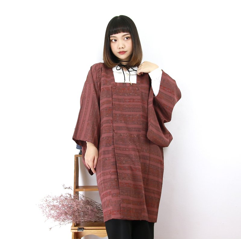Back to Green - Japanese style kimono with a full purple stripe pattern - เสื้อผู้หญิง - ผ้าไหม 