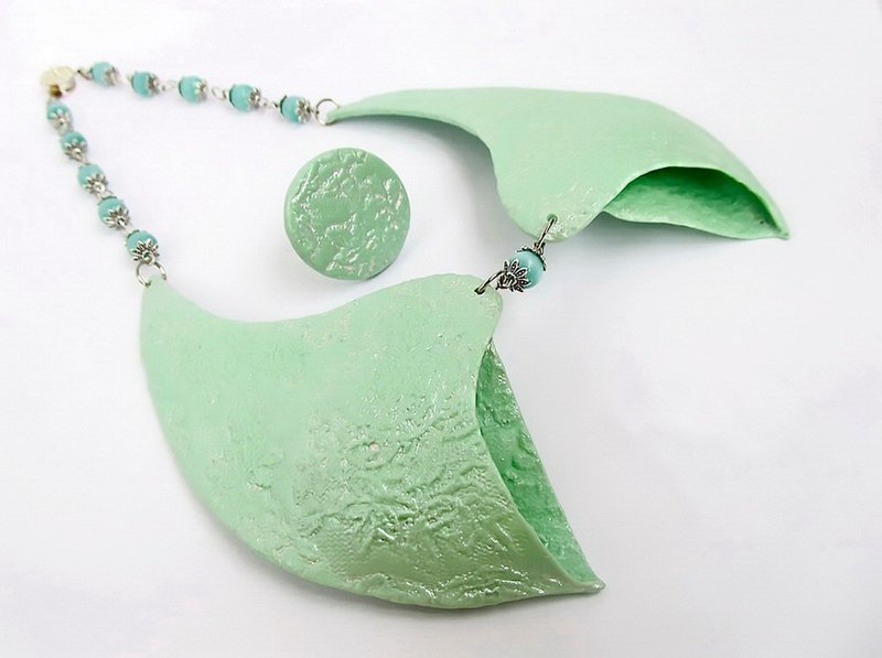 Turquoise bib-necklace Collar minty lace Round large ring aqua Elegant necklace - สร้อยคอทรง Collar - ดินเหนียว สีเขียว