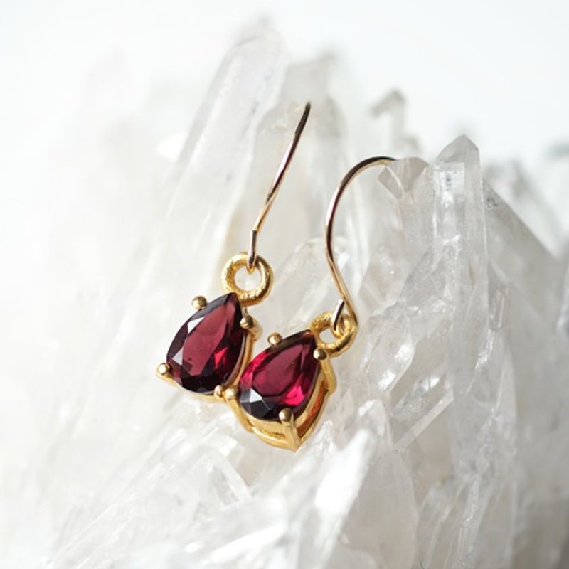 14KGF Rhodolite Garnet Pear Shape Cut Prong Set Earrings Giulietta - ต่างหู - เครื่องเพชรพลอย สีแดง