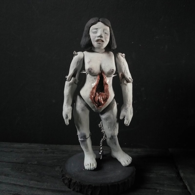 被解剖的女屍 (高21cm 陶瓷 陶偶 純手工製作) - 玩偶/公仔 - 陶 