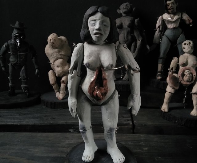 解剖された女性の死体（高さ21cm、手作りの純陶製人形） - ショップ