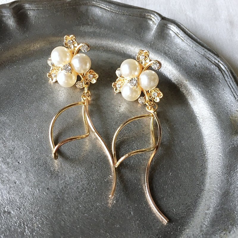 Gold pearl flower with waving earrings - ต่างหู - เครื่องประดับ สีทอง