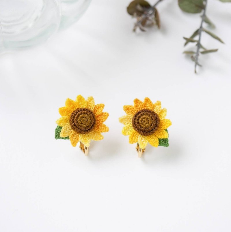 Gradient sunflower earrings (made to order, flowers, flower motifs, Japanese clothing, yukata, festivals, lace knitting, hand knitting, summer, gifts, seasonal) - Earrings & Clip-ons - Thread Yellow