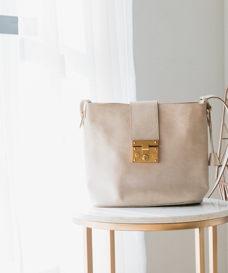 Simple retro bucket bag - bare apricot - Messenger Bags & Sling Bags - Genuine Leather Khaki