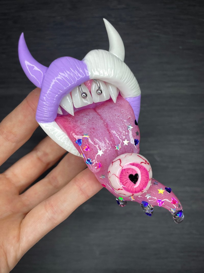 Phone grip. Purple & white lips with an eyeball. - 其他 - 黏土 