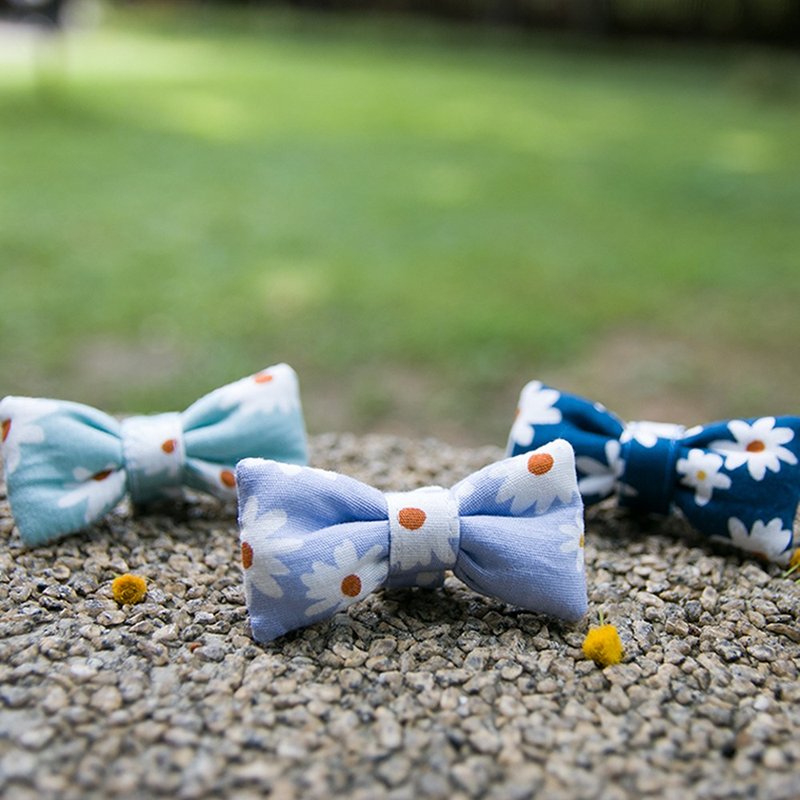 Small Daisies - Bow Tie Cat Collar Dog Collar Engraving Service - ปลอกคอ - ผ้าฝ้าย/ผ้าลินิน 