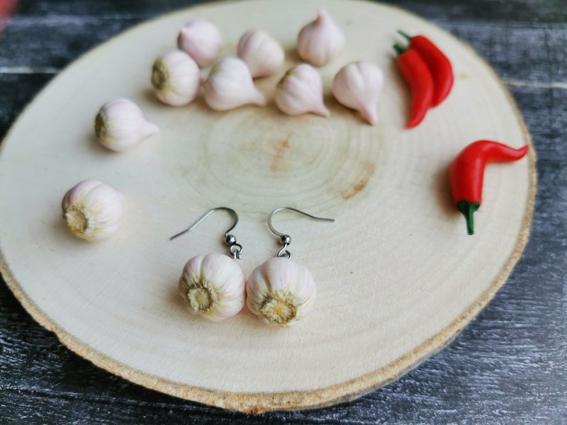 Garlic earrings are weird, funny, funky, quirky, cottagecore vegetable earrings - 耳環/耳夾/耳骨夾 - 黏土 白色