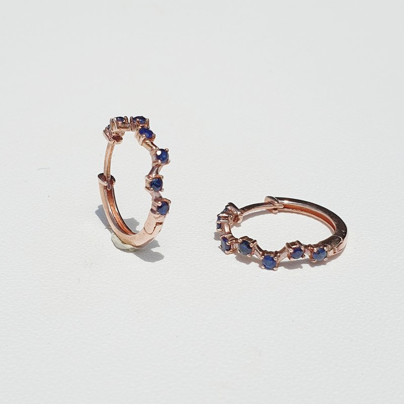 Hoop earrings decorated with sapphire gemstones, Silver 925 rose gold plated - 耳環/耳夾/耳骨夾 - 寶石 藍色