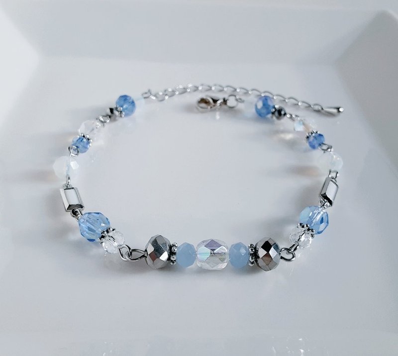 A stylish bracelet with a lovely Acrylic frame stone. Clear aqua blue. Jewels, birthday gift. Adjustable size. - สร้อยข้อมือ - แก้ว สีน้ำเงิน