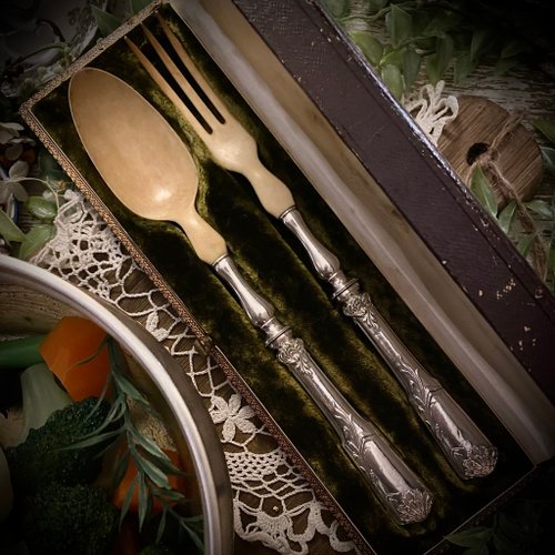 CT歐美老件古董雜貨舖 法國Art Nouveau 純銀柄 大型雕花分食餐具 原盒裝組