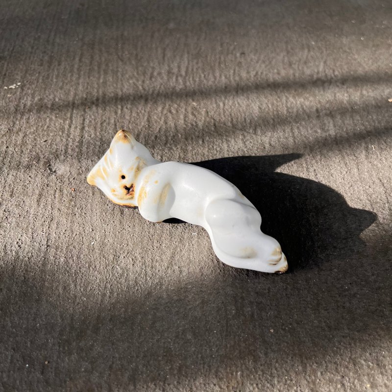chill chill ㄉ獨眼貓貓 / 陶偶 / 筷架 - 擺飾/家飾品 - 陶 白色