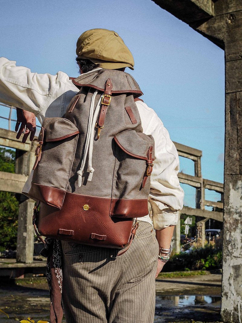 HEYOU Handmade – Retro Army Backpack - กระเป๋าเป้สะพายหลัง - หนังแท้ สีนำ้ตาล