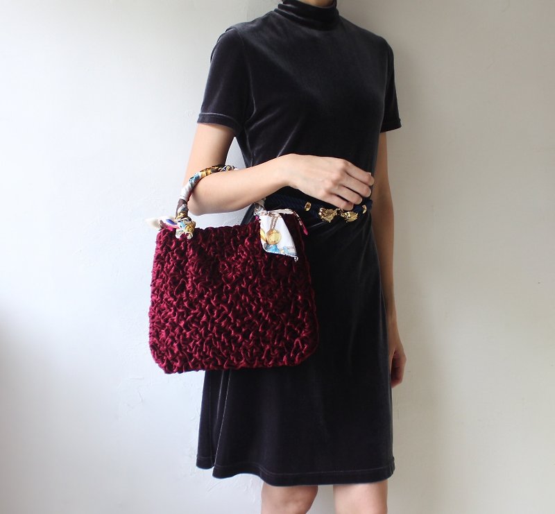 FOAK vintage Showa burgundy velvet pleated antique bag - กระเป๋าถือ - วัสดุอื่นๆ 