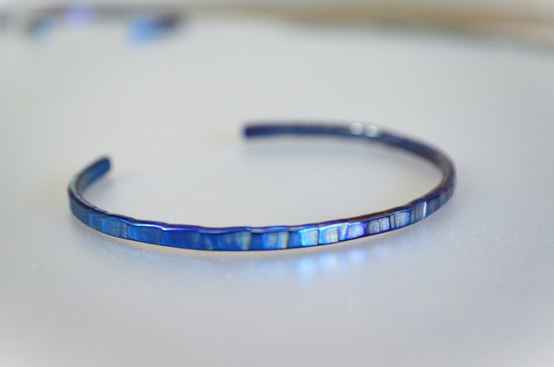 Titanium bangle・チタンバングル・青鎚目・内径６６mm・楕円モデル - 手鍊/手環 - 其他金屬 藍色