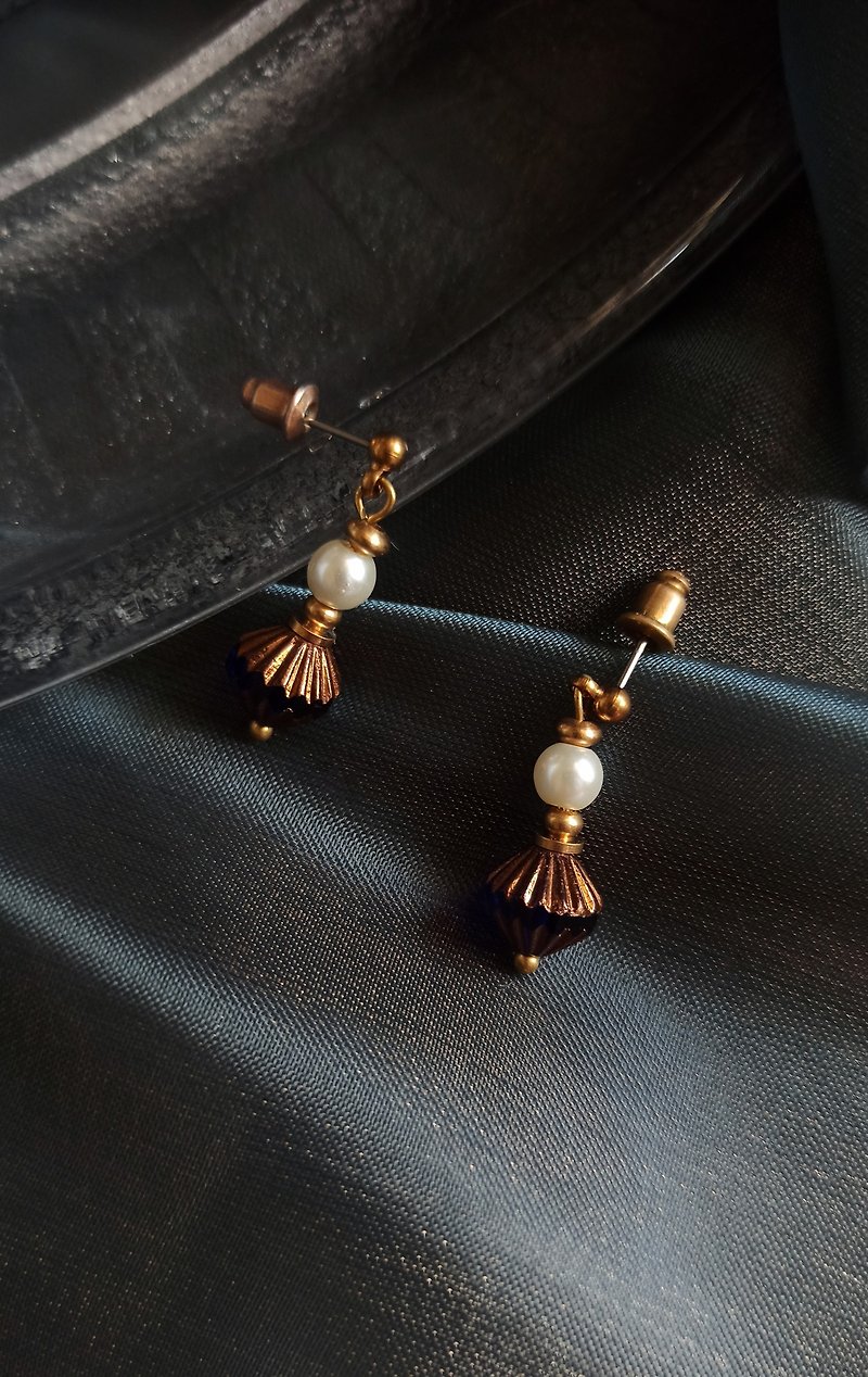 Classical fan-shaped short earrings/blue gold - ต่างหู - ทองแดงทองเหลือง หลากหลายสี