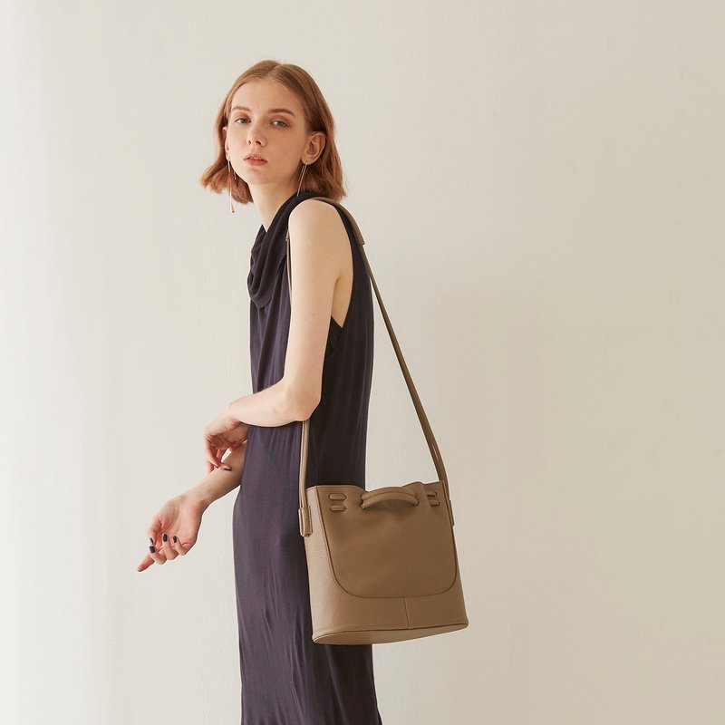 Clyde Cloud 2021 Leather Bucket Bag in Mushroom - 側背包/斜背包 - 真皮 卡其色