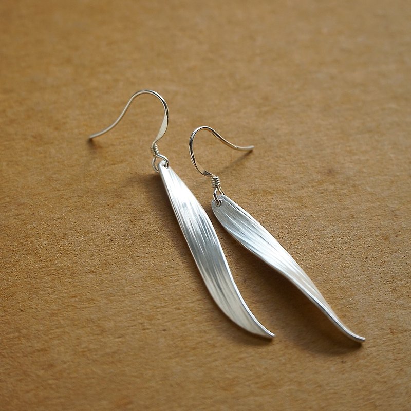 Small leaf feel forged knock Silver earrings - ต่างหู - เงิน สีเงิน