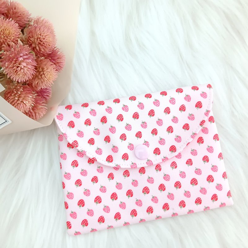 Embroider your name for free. Mini strawberries. sanitary napkin bag mask storage bag - กระเป๋าเครื่องสำอาง - ผ้าฝ้าย/ผ้าลินิน สึชมพู