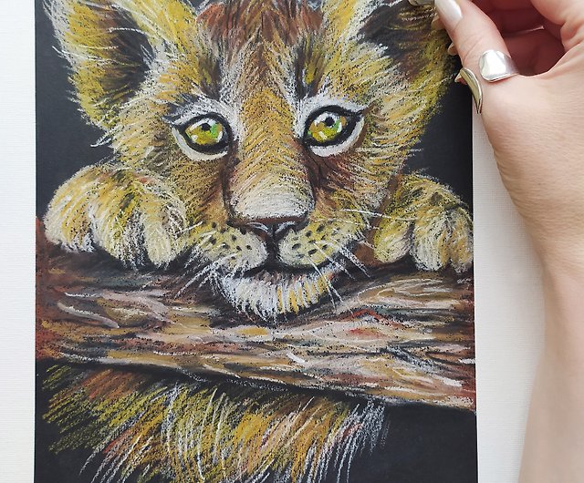 保育園のための動物アート オイル パステル画を描くライオンの子の