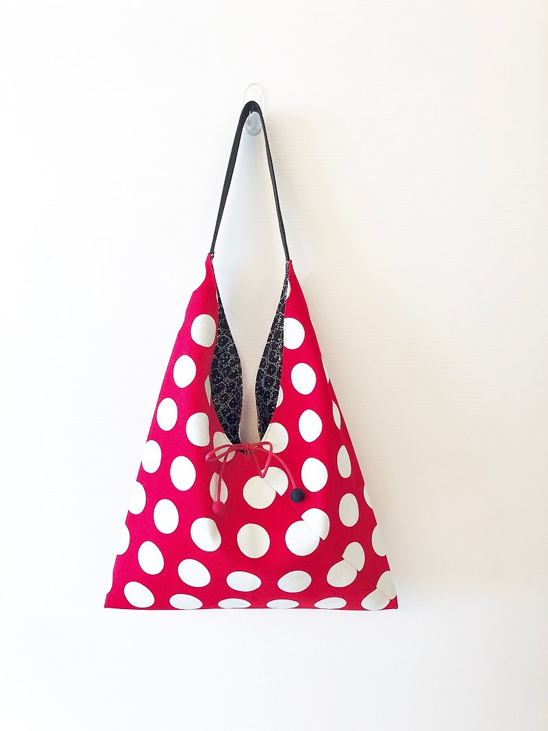 Triangle shoulder bag / large size / red dot with cat - กระเป๋าแมสเซนเจอร์ - ผ้าฝ้าย/ผ้าลินิน สีแดง