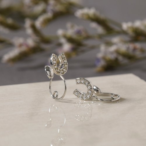 in the mirror horseshoe loop-fit earring SV ループフィットイヤリング 馬蹄 ラインストーン シルバー ロジウム