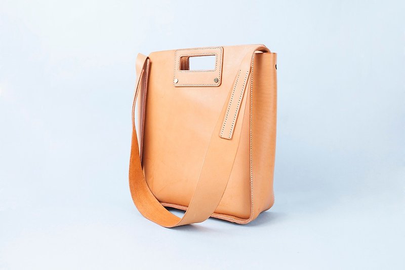 Square Tote Bag | Custom Leather | Custom Typing | Genuine Leather | Vegetable Tanned Cowhide - กระเป๋าแมสเซนเจอร์ - หนังแท้ 