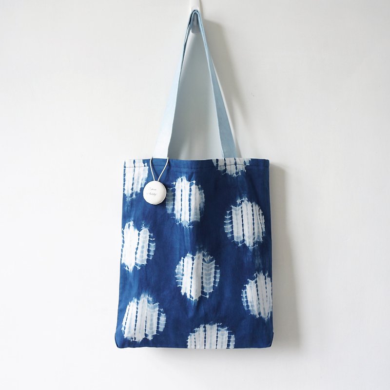 S.A x Snowball, Indigo dyed Handmade Dots Pattern Tote Bag - กระเป๋าแมสเซนเจอร์ - ผ้าฝ้าย/ผ้าลินิน สีน้ำเงิน