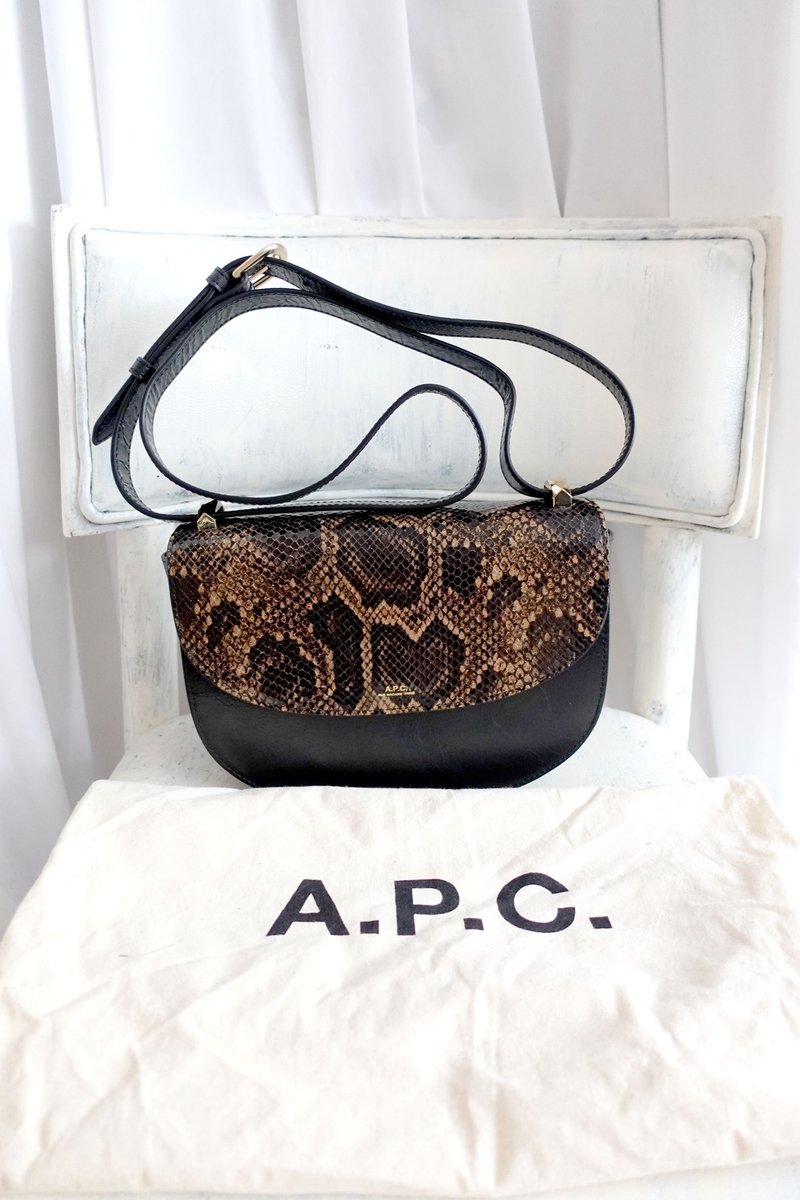 Trendy brand APC genuine leather imitation snake print black wrinkled leather semi-circular box bag long shoulder strap handbag bag crossbody bag - กระเป๋าแมสเซนเจอร์ - หนังแท้ สีดำ