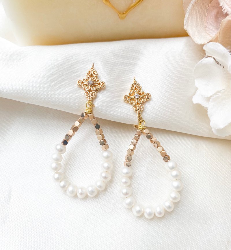 RURI | Temperament matt gold through flower earrings natural freshwater pearl earrings Clip-On - ต่างหู - ไข่มุก สีทอง