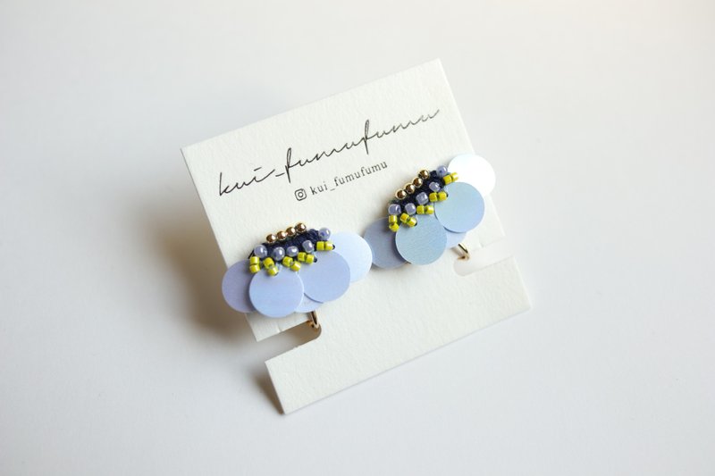 Fluttering. small / embroidery Clip-On / kui_fumufumu - Earrings & Clip-ons - Thread Blue