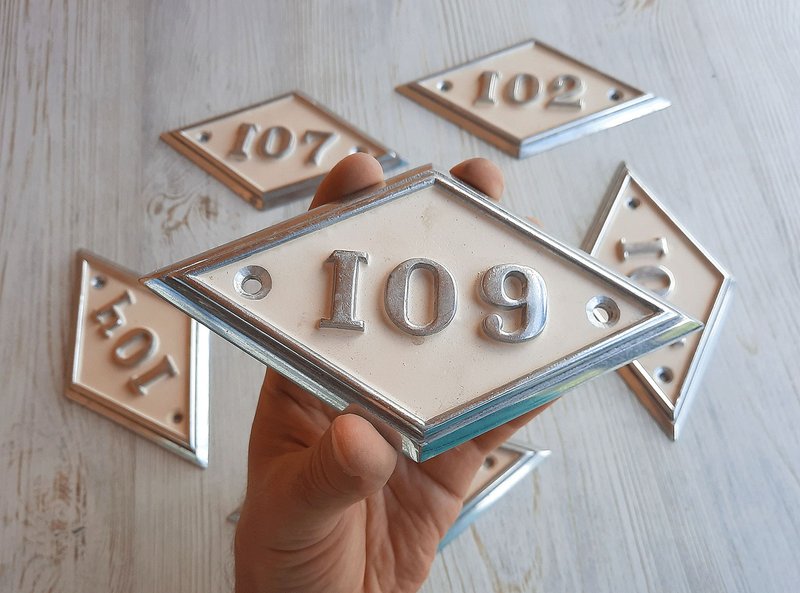 Aluminum beige rhomb number plaque 109 - apartment metal door sign vintage - ม่านและป้ายประตู - อลูมิเนียมอัลลอยด์ 