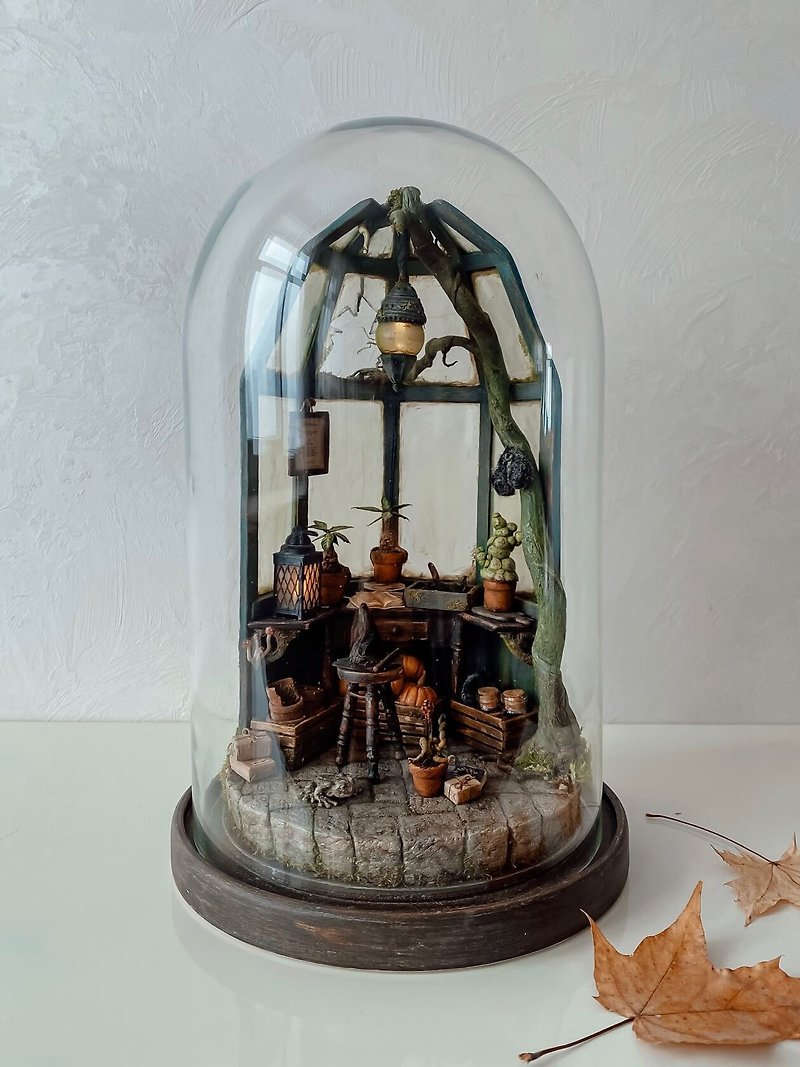 Herbology classroom miniature in a Glass Cloche - 其他 - 瓷 綠色