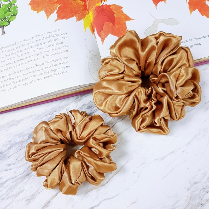 Satin cloth scrunchie hair ring hairstyle camel - เครื่องประดับผม - เส้นใยสังเคราะห์ สีกากี