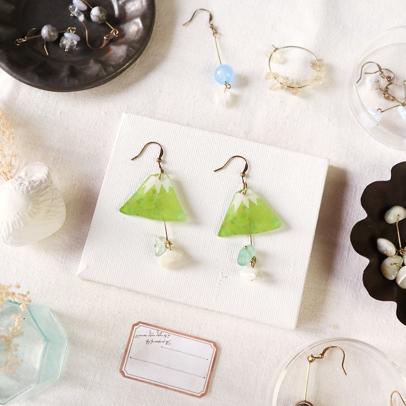 Mt. Fuji handmade earrings - green apple fudge fluorite shell gravel can be changed - Earrings & Clip-ons - Resin Green