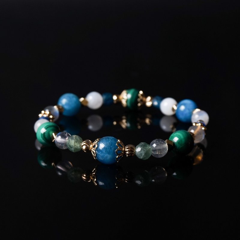 Hill on the Cloud // Stone Stone Moonstone Labradorite Stone Crystal Bracelet - สร้อยข้อมือ - คริสตัล สีเขียว