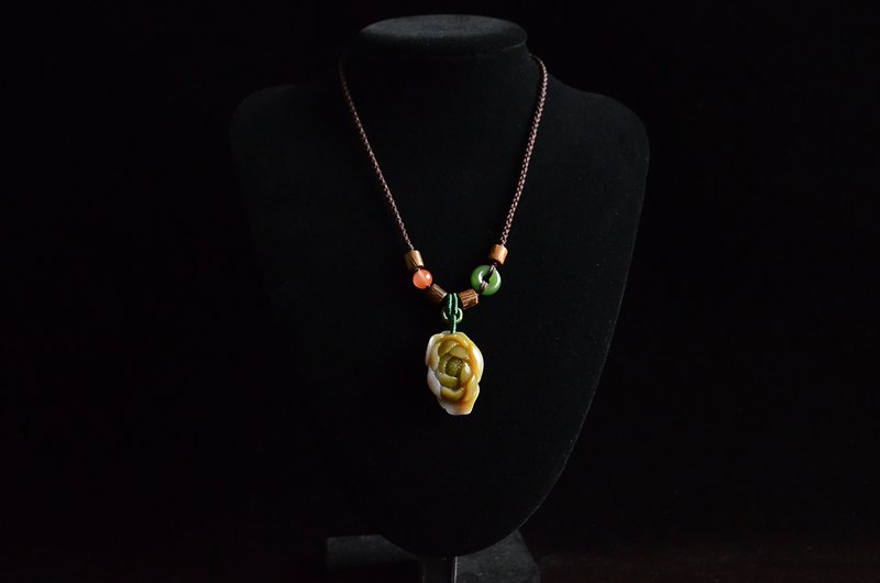 Customized [far branch] natural stone salt source agate carved peony flower creative retro short necklace - Necklaces - Jade Green