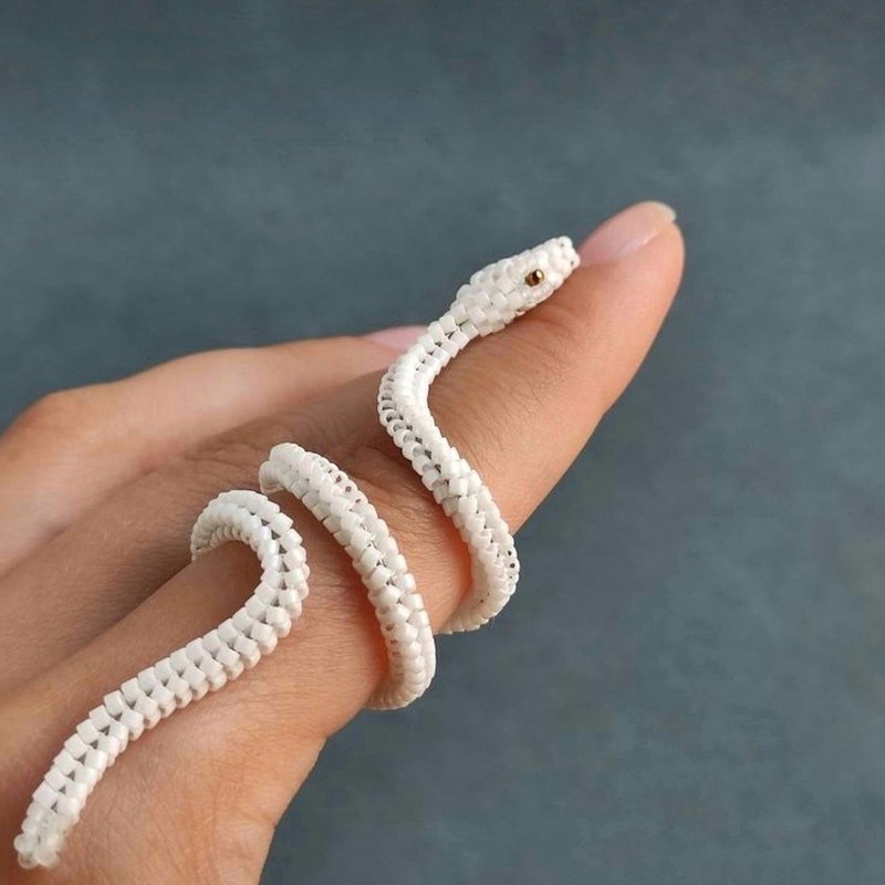 Snake ring Beaded Jewelry White beaded snake - 戒指 - 玻璃 白色