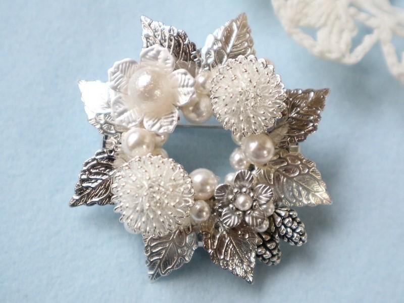 Snow Morning Brooch Flower Flower Pompin Mum Pearl White White Leaf Wreath Silver Silver Elegant Christmas Glass Pearl Artificial Pearl Matching Link Coordination - Brooches - Glass Silver