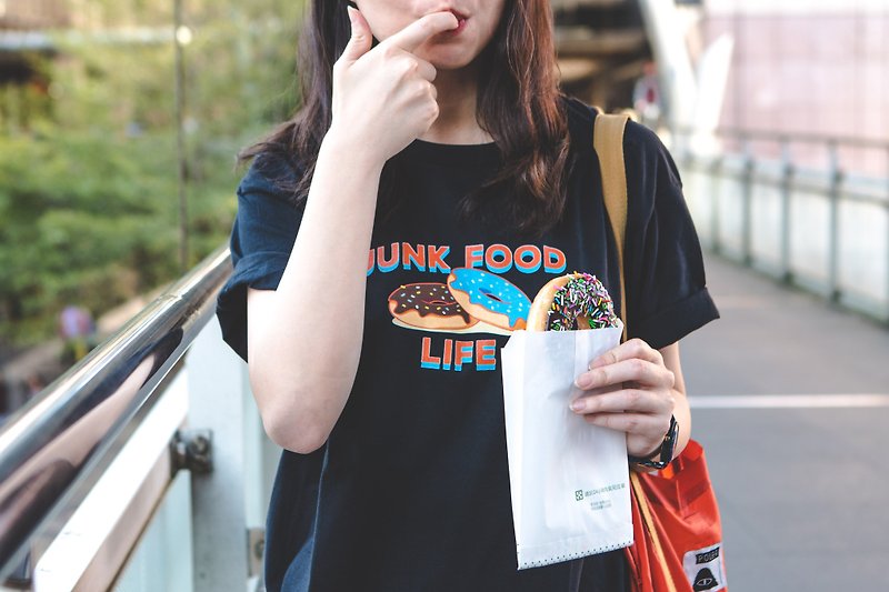 Deerhorn design / 鹿角 JUNK FOOD Donuts T-shirt - 女 T 恤 - 棉．麻 白色