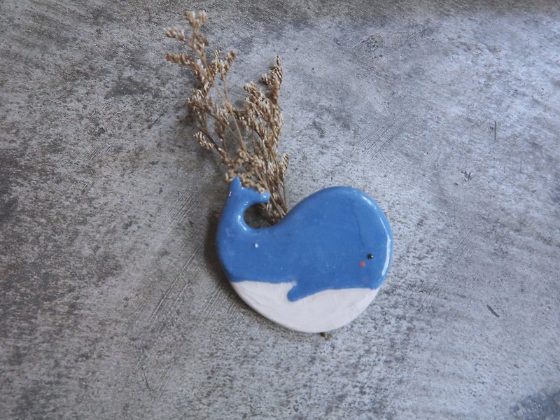 ceramic magnet blue whale - 胸針 - 陶 多色