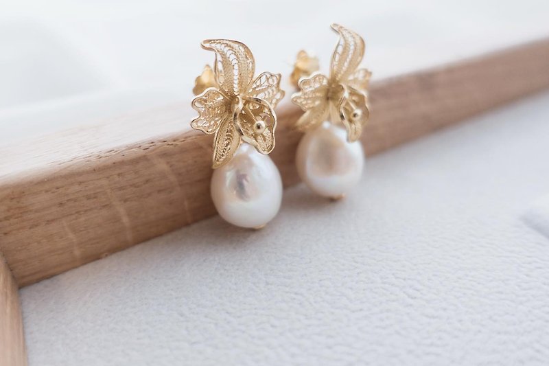 白色淡水變形珠 幸福之光系列 蘭花耳環 可訂製夾式 - 耳環/耳夾 - 純銀 白色