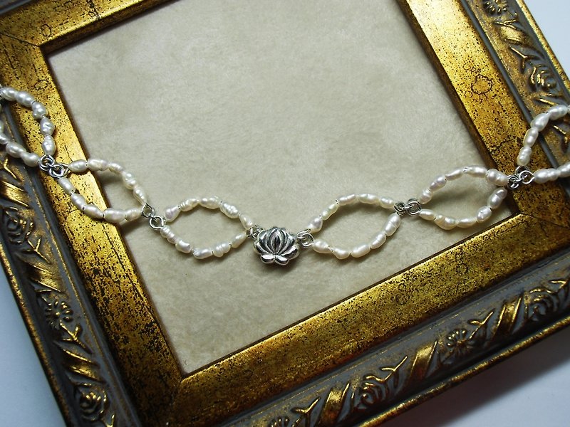 Freshwater pearl and Hungarian embroidery motif flower bracelet SV925 - สร้อยข้อมือ - วัสดุอื่นๆ ขาว
