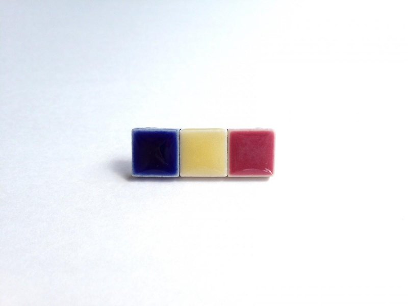 ルーマニア国旗のピンバッジ - 胸針/心口針 - 陶 