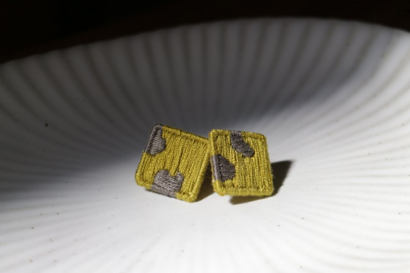 刺繡四角いイヤリング/スポット03 /イヤリング - ピアス・イヤリング - 刺しゅう糸 グレー