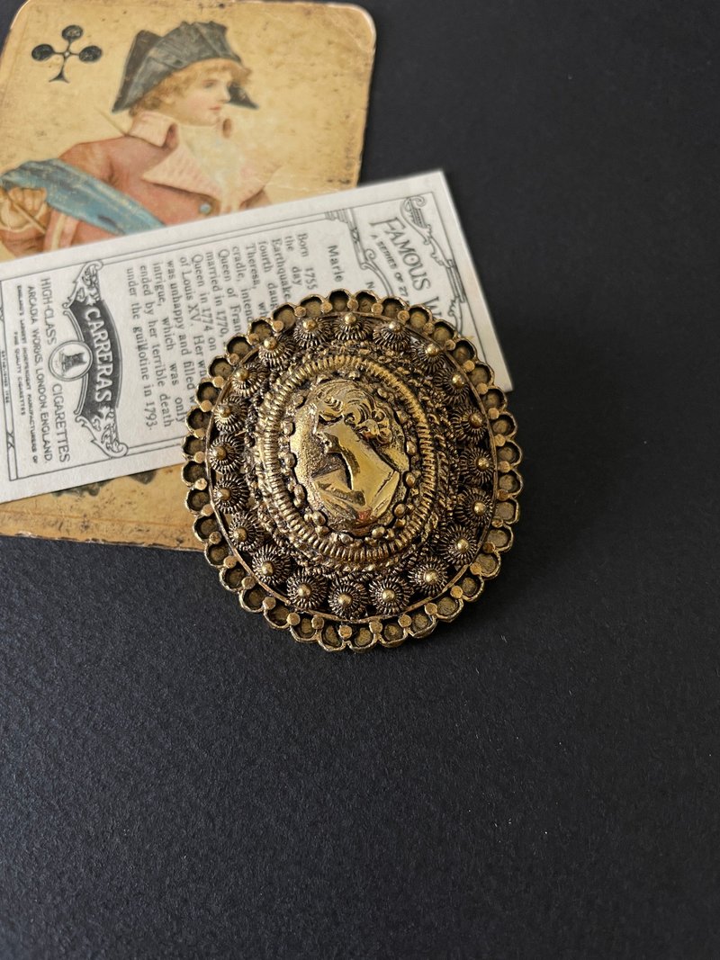 Antique Vintage golden cameo lady oval carved brooch brooch b36 - เข็มกลัด - โลหะ สีทอง