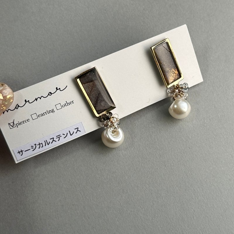 【1点物】アルコールインクアート　グレー　ピアス　サージカルステンレス　スクエア　レジン　ガラスビーズ　パールビーズ　小ぶり　人と被らない　世界で一つ　上品 - 耳環/耳夾/耳骨夾 - 樹脂 灰色