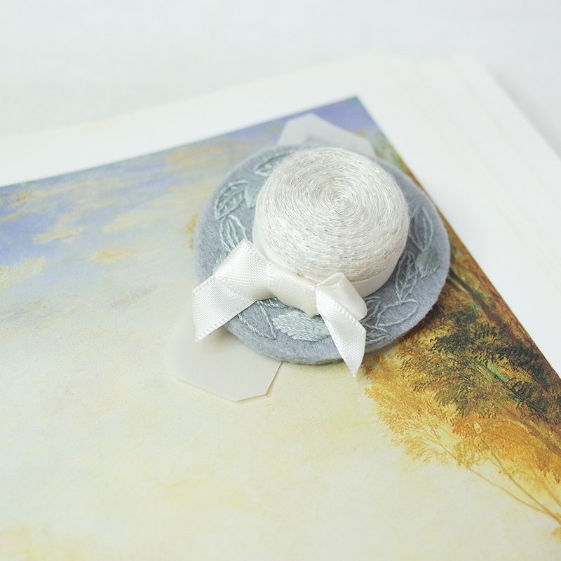 葉子 迷你立體手刺繡紳士帽別針 胸針 - 胸針 - 繡線 灰色