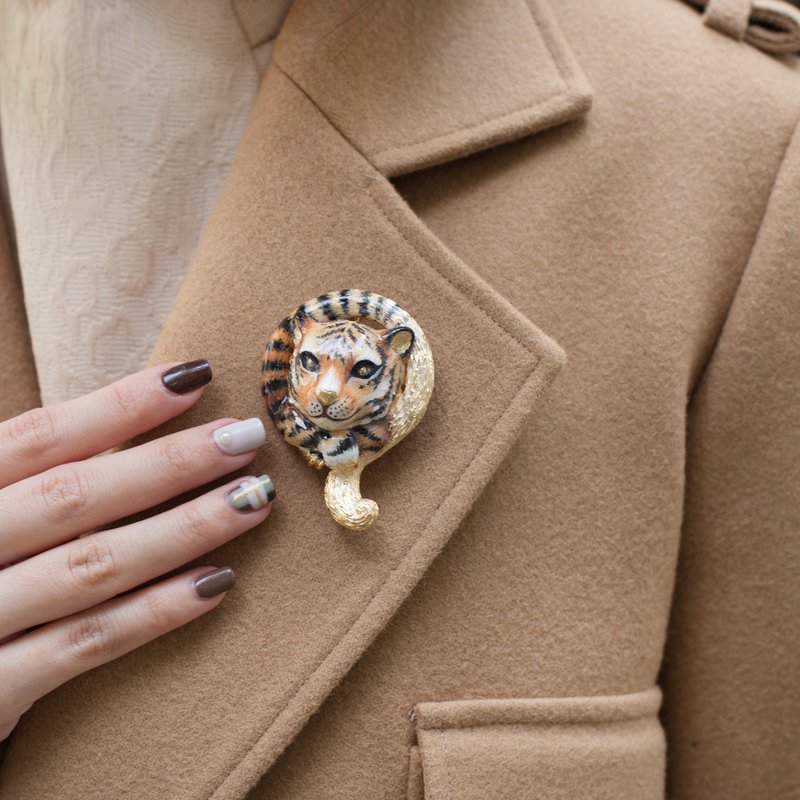 African Baby Tiger Brooch - 胸針 - 其他金屬 咖啡色