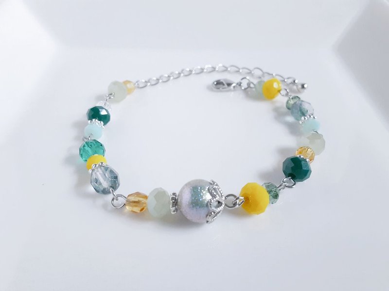 Green-yellow colored bracelet with shiny pearls and glass beads - Bracelets - Other Materials Green